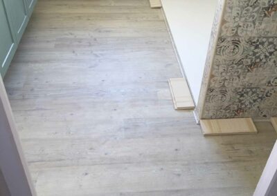 Pose de parquet dans la salle de bain