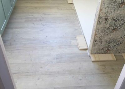 Pose de parquet dans la salle de bain